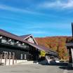 紅葉したブナの森に囲まれたホテル