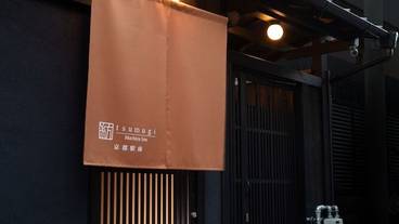 施設の正面 (日没後) / 2