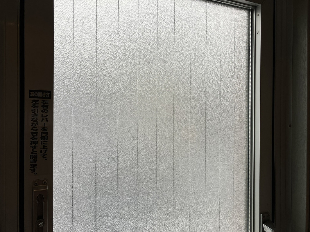 窓はこれだし、開けられないし