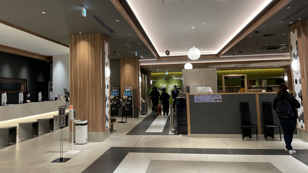 フロントと右手に朝食ダイニング