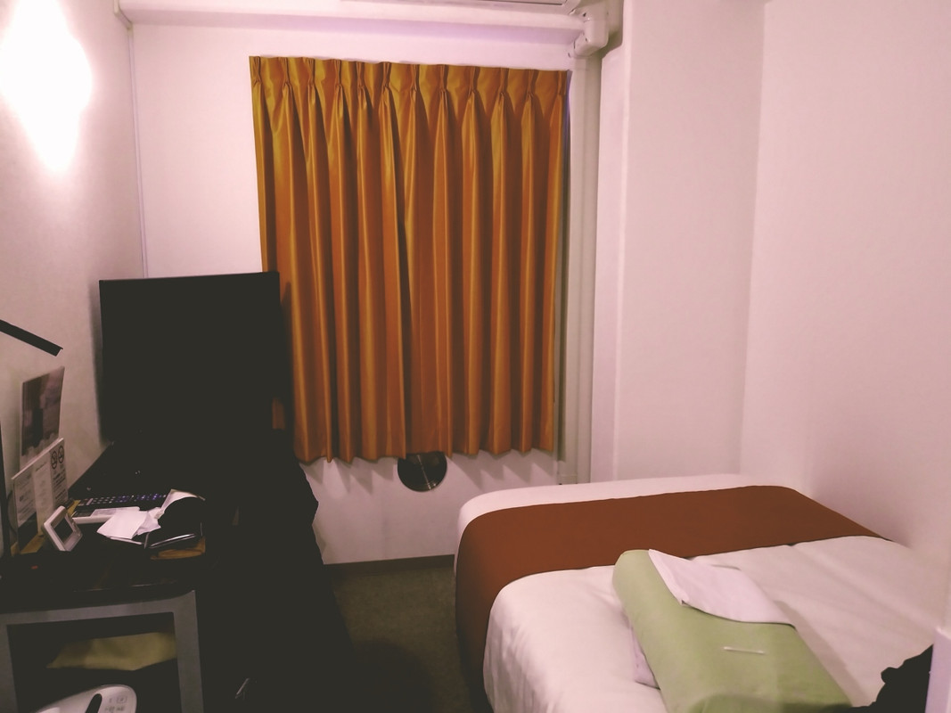 部屋はやや手狭。