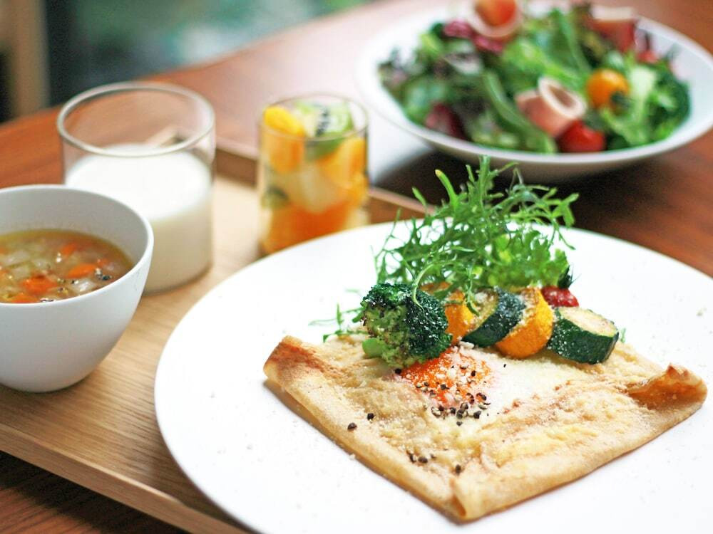 都会の喧騒を忘れてひと休み。グリーンいっぱいのホテル4253793