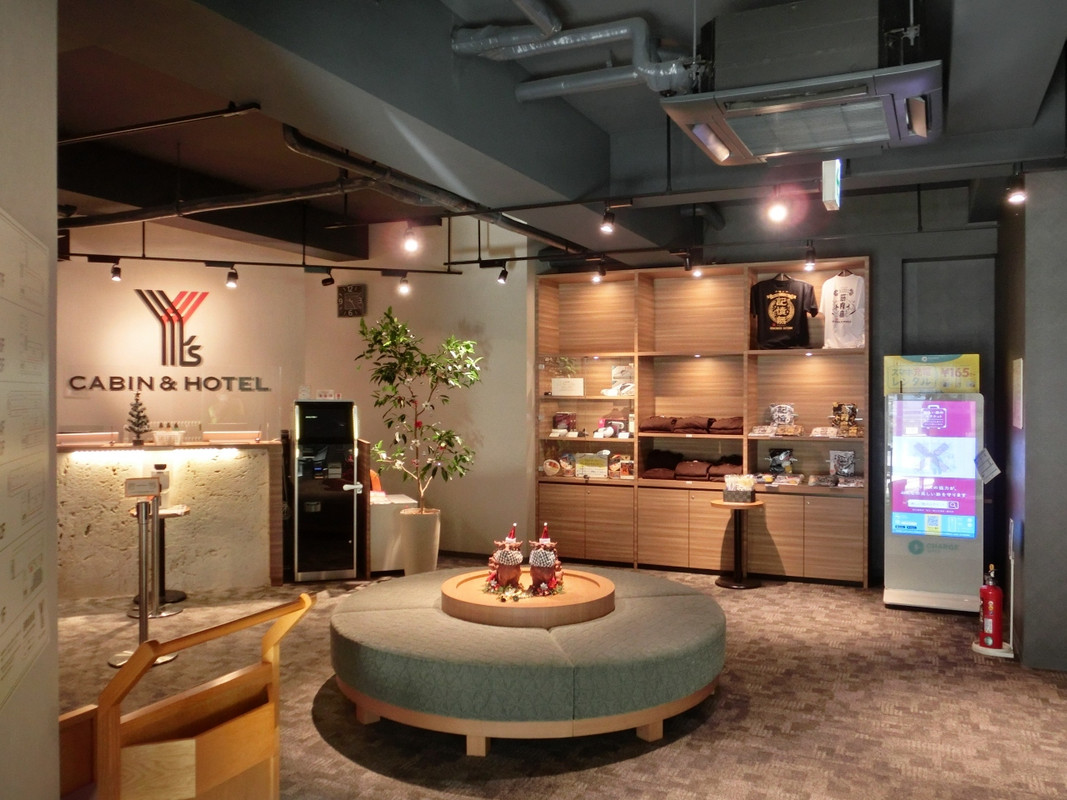 １階　ロビーとフロント