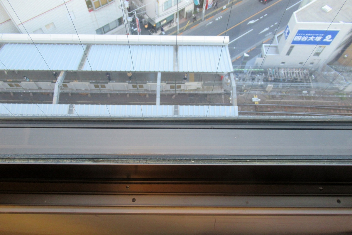 窓の下は吉祥寺駅ホーム