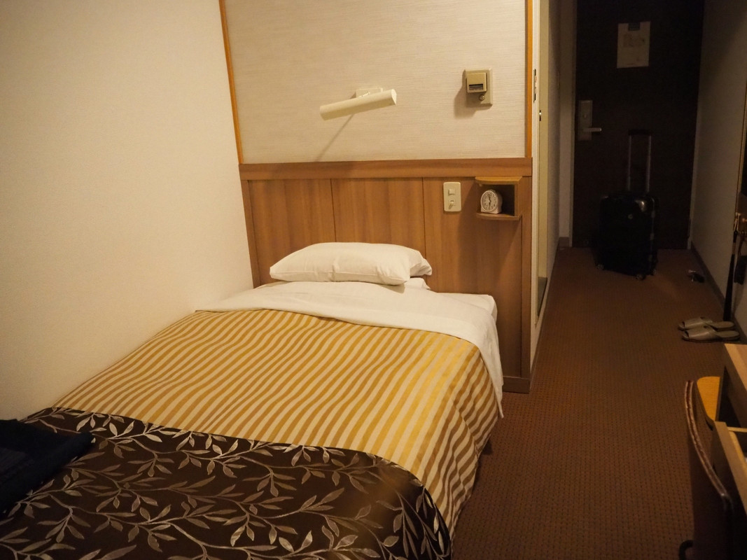 ベッドと机ありのシングル