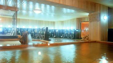 施設の正面 (日没後) / 1