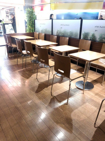 「立ち呑み　伊達や」 内観 28539176 店内にある椅子とテーブル