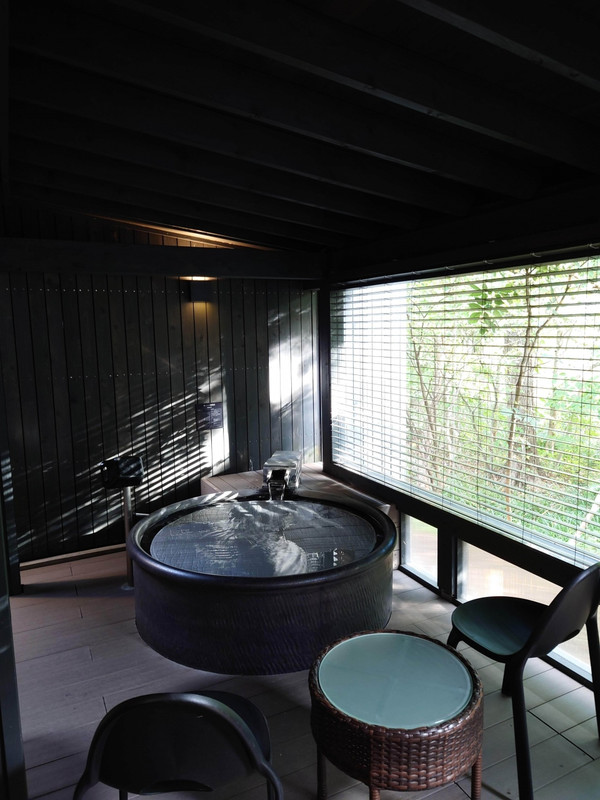 部屋温泉の様子。ブラインドのお陰で開放感はイマイチ。