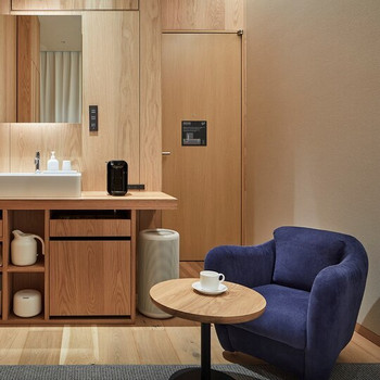 読書タイムはゆったりと座れるソファで3728257