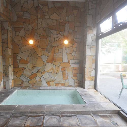 ほっと心落ち着く
自然に囲まれた温泉へ / 1