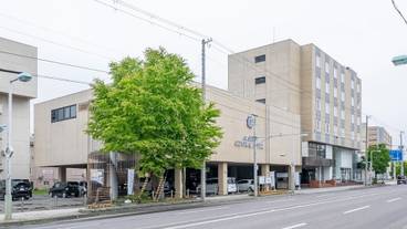 施設の正面 / 2