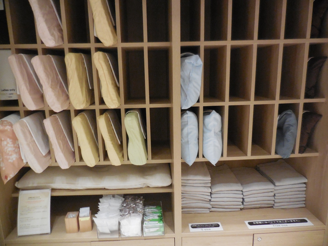 客室にも枕はありますがフロント近くに色々な枕がありました。