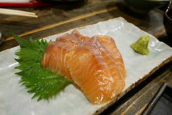 「天ぷら食べ放題 Gachi 北千住店」料理 1142701 サーモン刺身
