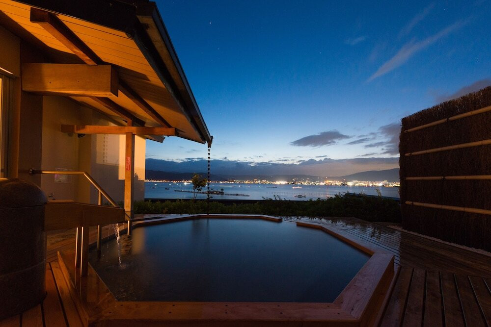 二つの源泉と諏訪湖に面したテラスが魅力4023307