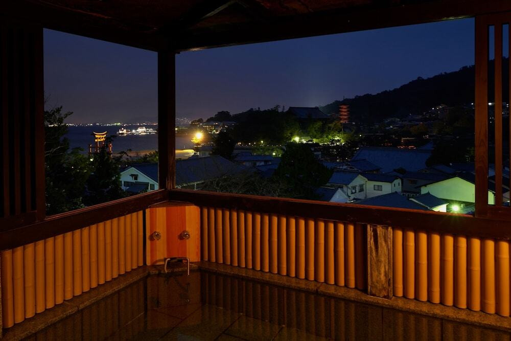 高台から宮島を望む、おなかも心も満たされるお宿4376324