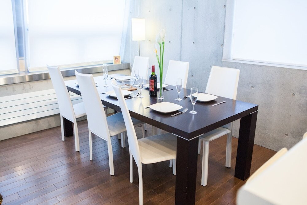 客室内のダイニングエリア