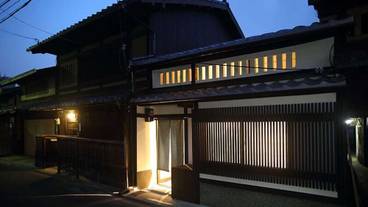 施設の正面 (日没後) / 2