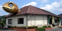 いたるところに亀だらけ！岡山県「亀甲駅」の駅舎が衝撃的すぎる