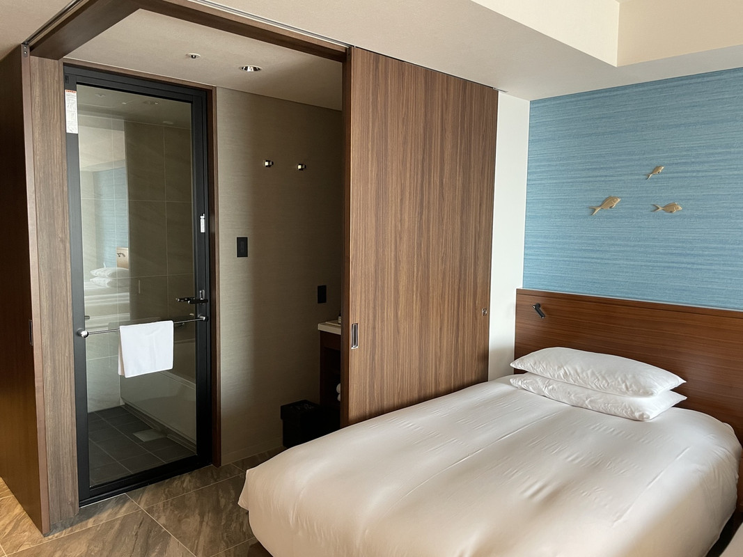 海のイメージの青い壁紙にお魚も