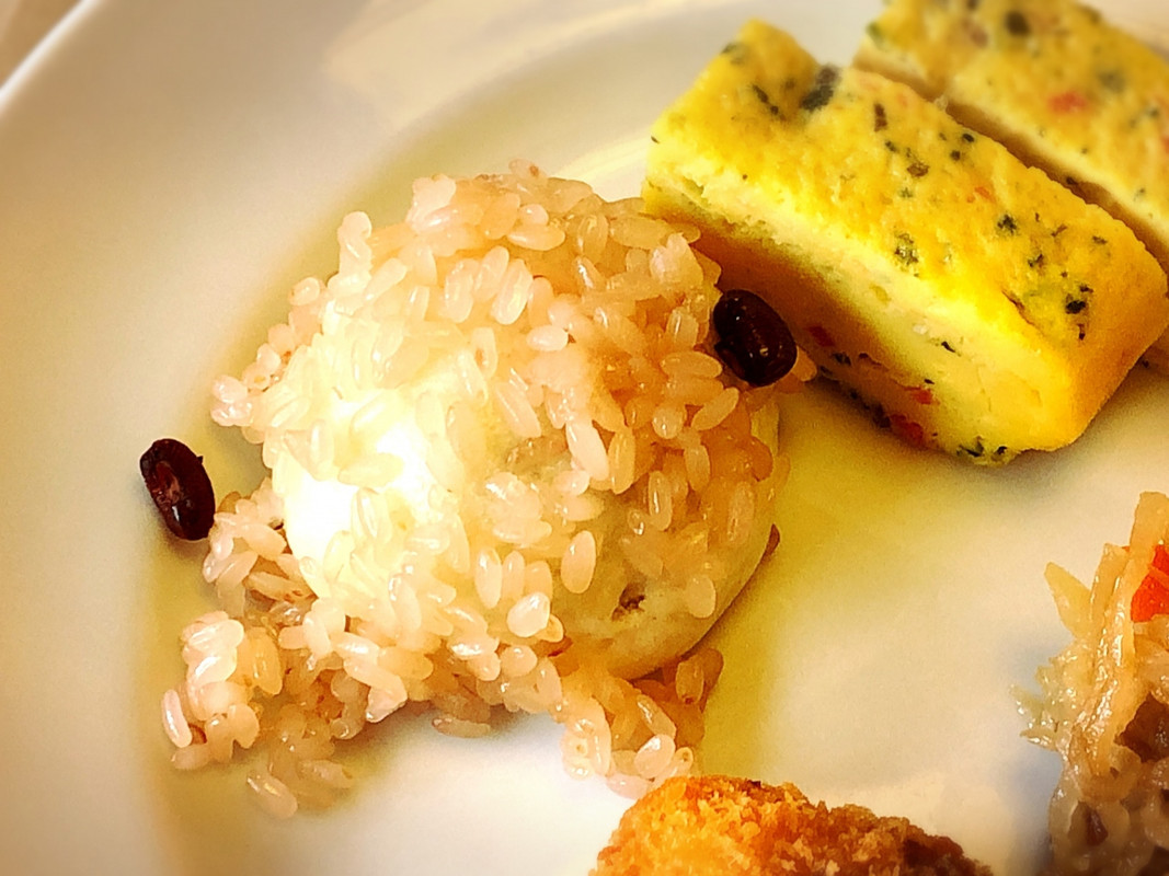 郷土料理のいがまんじゅう。餡子の入ったお饅頭の周りに赤飯