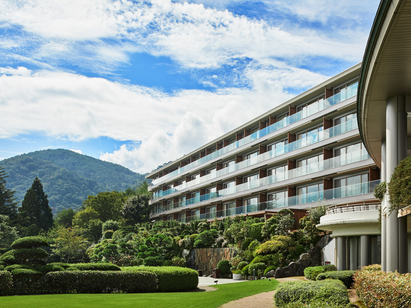 ラグジュアリーな空間で銀泉の露天風呂に入れる！4064551