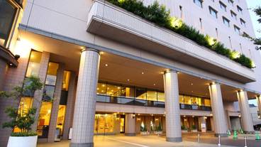 施設の正面 (日没後) / 2