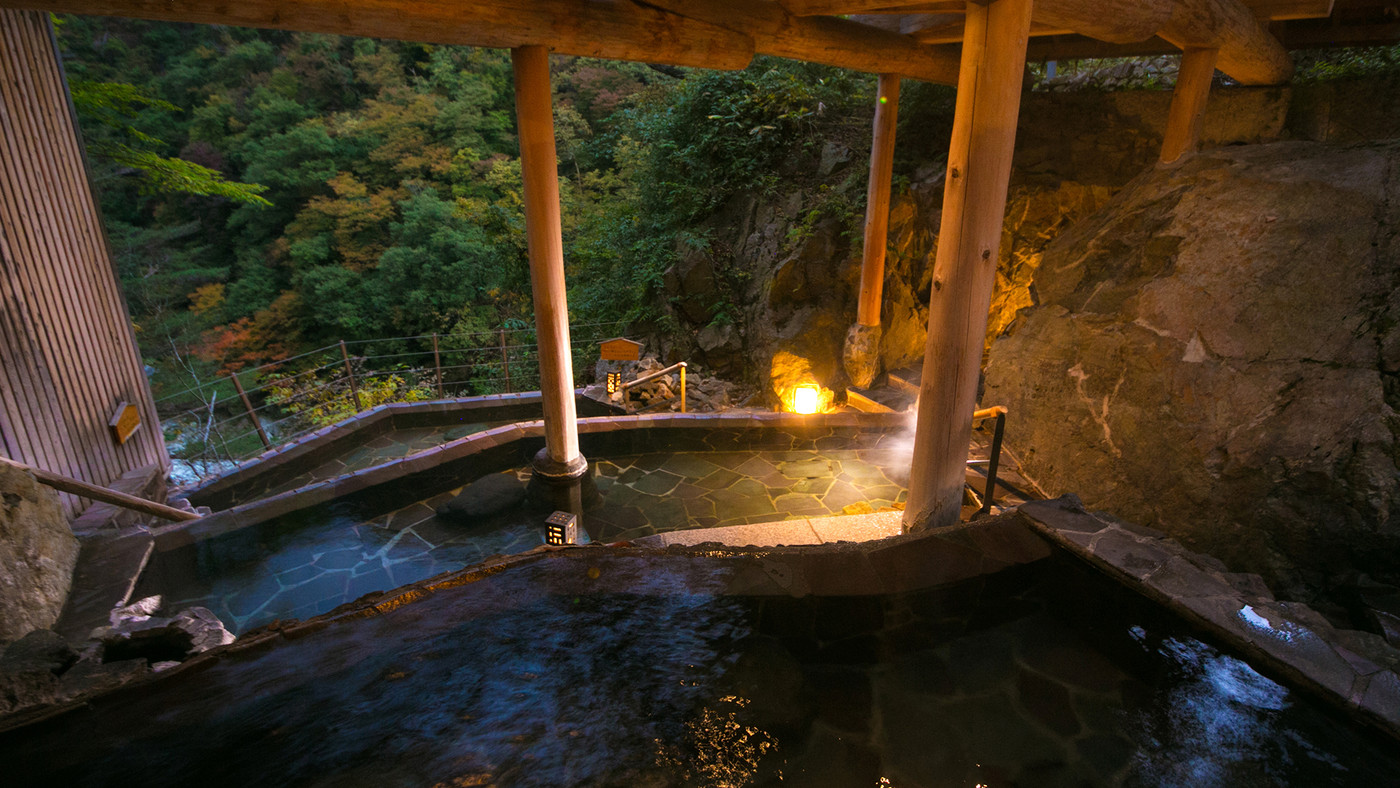 渓谷美と源泉かけ流しの温泉を堪能3529762