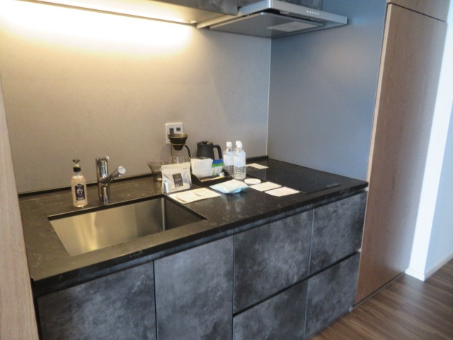 料理も可能引き出しに調理器具が、電子レンジも横の中に配置