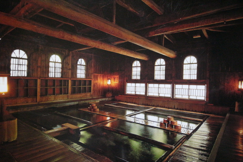 山あいにひっそりとたたずむ田舎レトロな温泉宿3847057