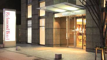 施設の正面 (日没後) / 2