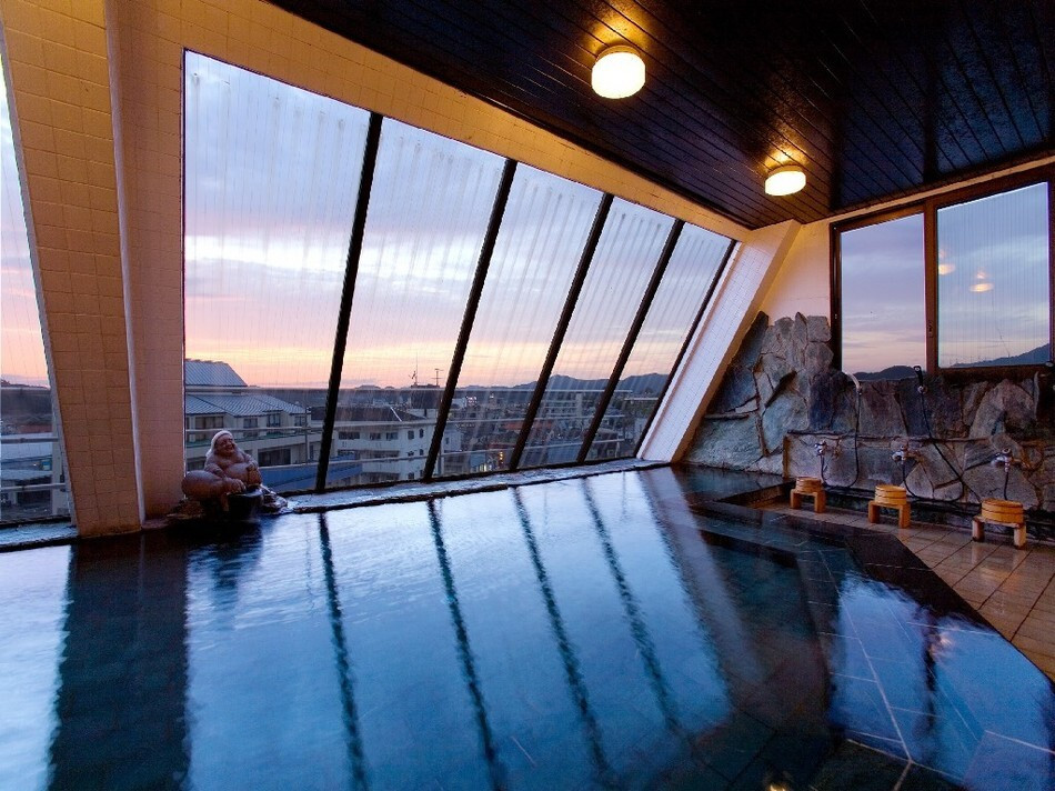 山鹿の街と突き抜ける空を眺めながら入る展望温泉4038206