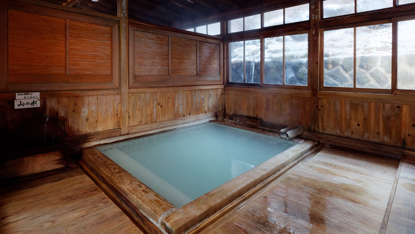 茅葺屋根の湯小屋があるお宿3397271