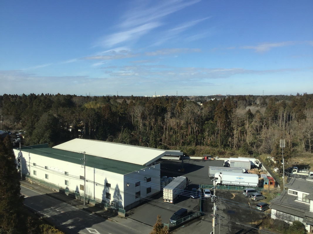 空港までは、9キロくらいかかる。