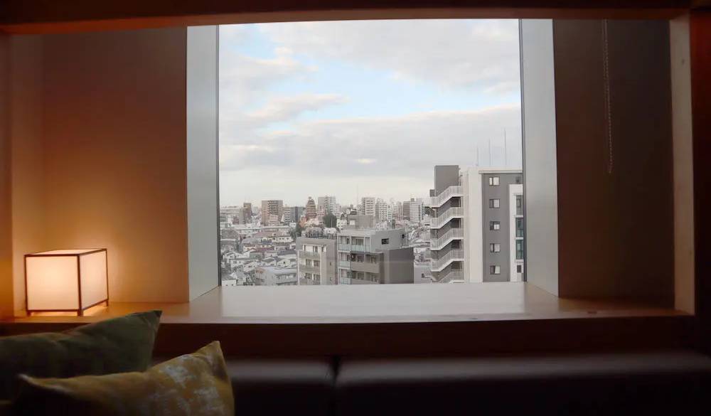 都心にありながら、大きな窓から都会の景色を眺められます。遠くのビル群や大塚の街並みを楽しみながら、観光のプランを練ってみて。