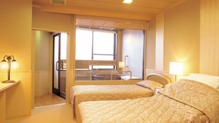 [禁煙室]  河口湖側展望風呂付和洋室10畳+ツインベッドルーム[夕食は個室食事処または客室(選択不可)にて和食／朝食はレストランにて和食]