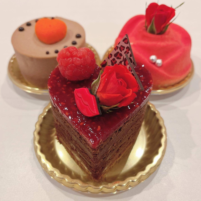 本陣駅から徒歩約5分、亀島駅から徒歩6分ほどにある「スイーツギャラリーアマンダ」のケーキ。テイクアウトをして、お部屋でゆっくりデザートタイム♪ / 1