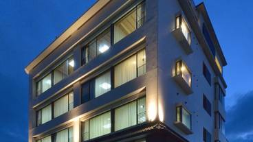 施設の正面 (日没後) / 2