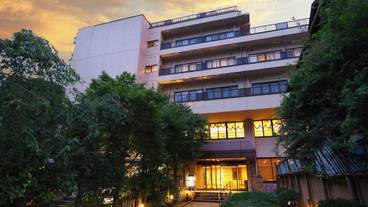 施設の正面 (日没後) / 2