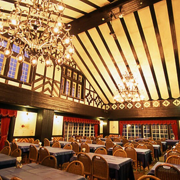 吹き抜けのレストランでゆったりお食事3511008