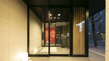 施設の正面 (日没後) / 2