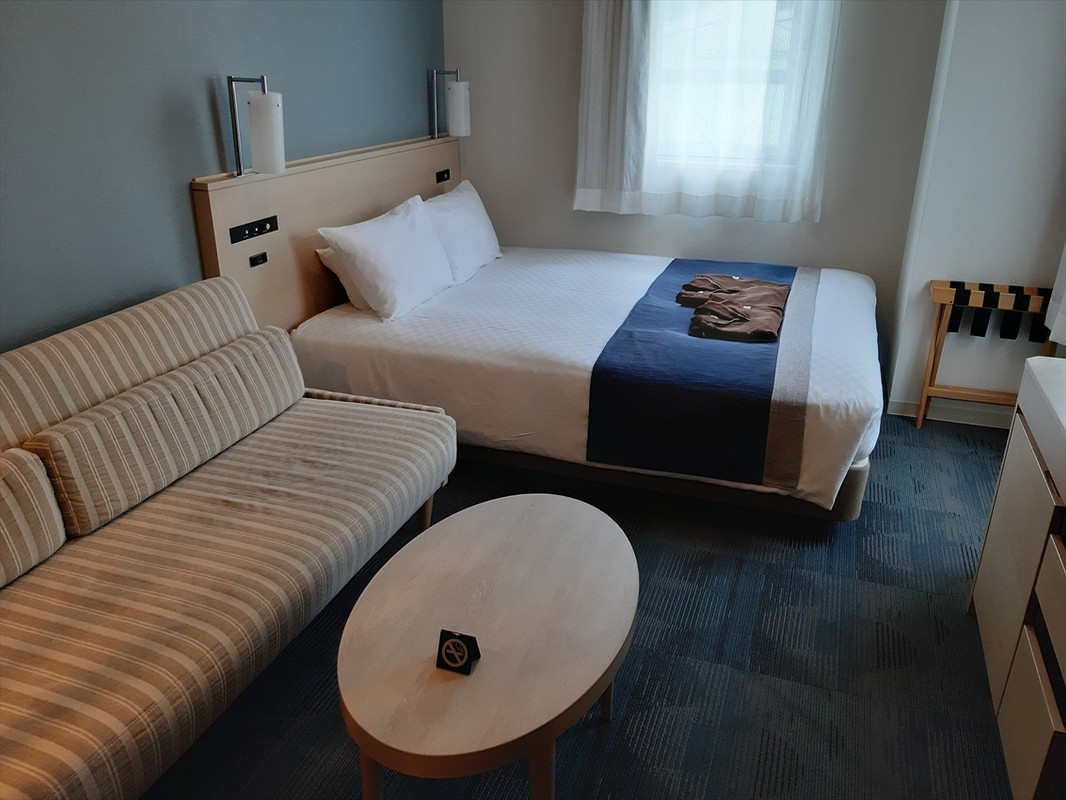 コーナーダブルの客室。全体的にはよくてもソファはがっかり。