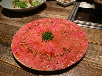 「表参道焼肉 KINTAN」 料理 142035391 ・日本一のサーロインユッケ　ハーフ＆ハーフ
¥2780