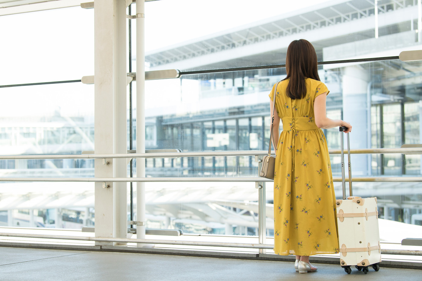 空港　通路　女性 後姿