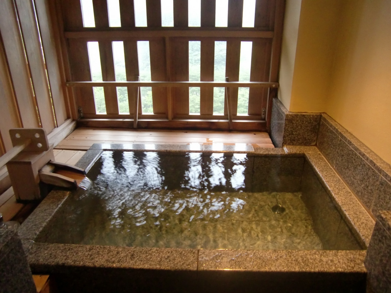 浴衣を着てのんびりと。大人のための全室半露天風呂付き旅館3349381