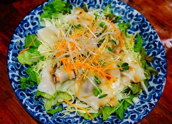 「森の賢者」 料理 79725827 フーチバーとプリプリ海老の水餃子サラダ
