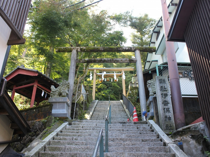 宿から車で約10分の「伊香保神社」。石段をのぼった先で縁結びのご祈願を