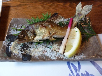 美しい渓谷の景色を眺めながら温泉に浸かる3417210