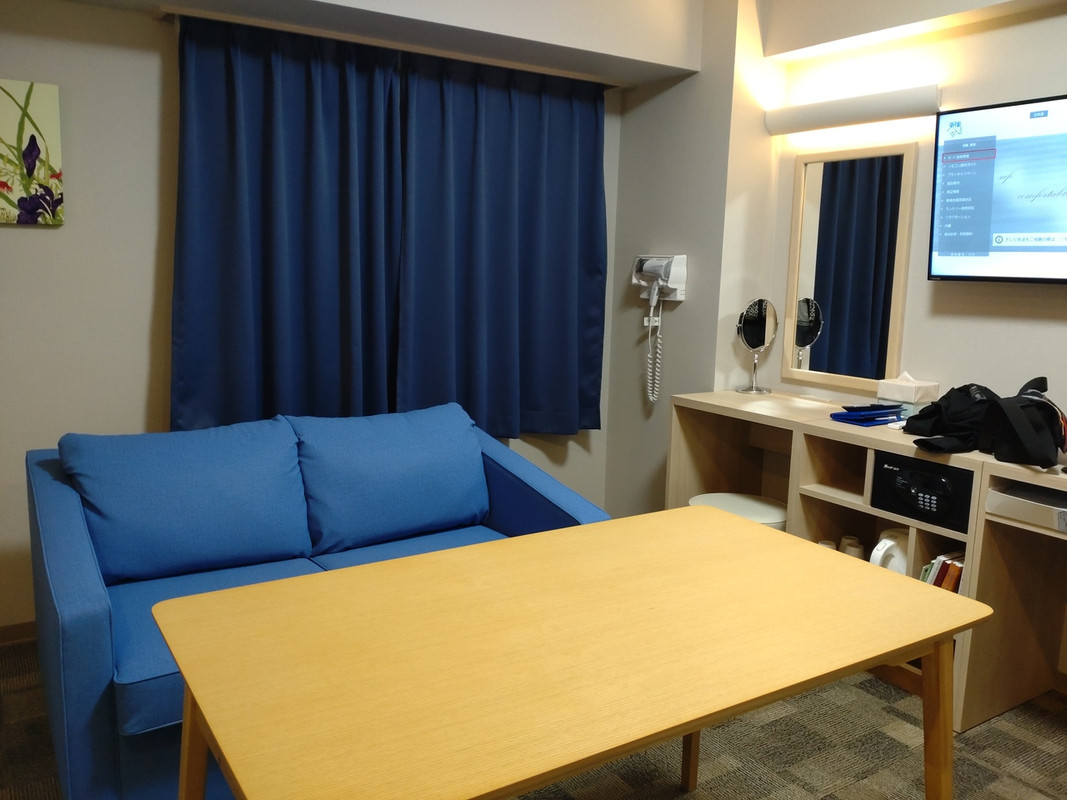 東横イン 富士山大月駅_硬めのソファと大テーブル