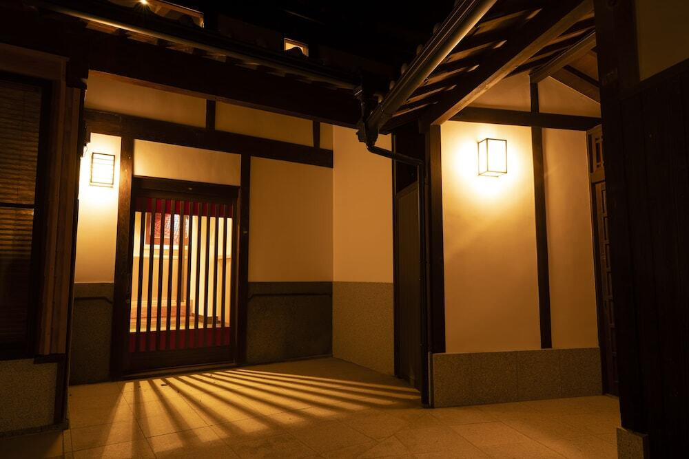 施設の正面 (日没後)