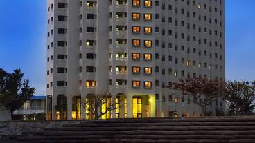 施設の正面 (日没後) / 2